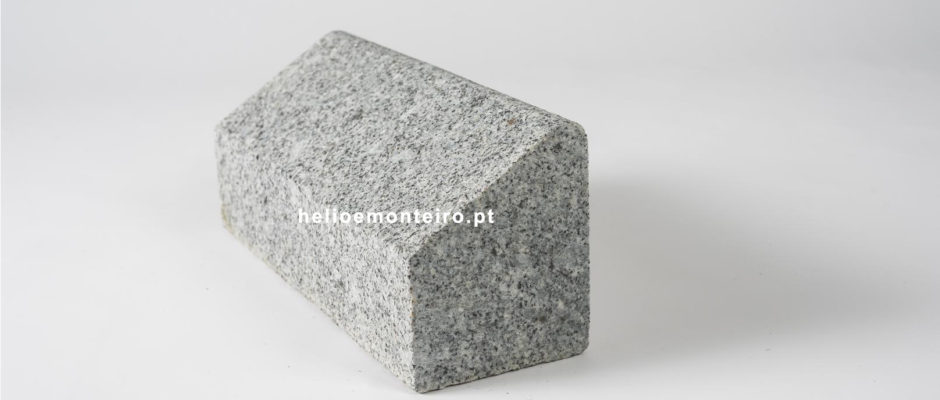 Kerb-granite gris-avec-gaive-et-filet-finition flammée-hélio-monteiro-5257
